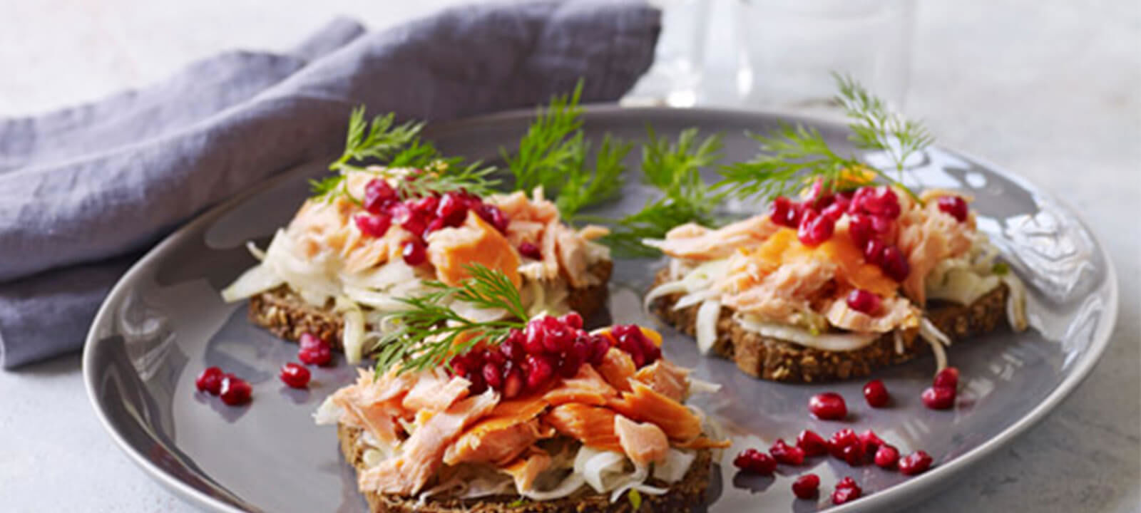 Rugbrød med varmrøget laks og fennikelsalat - Out of Home (B2B)